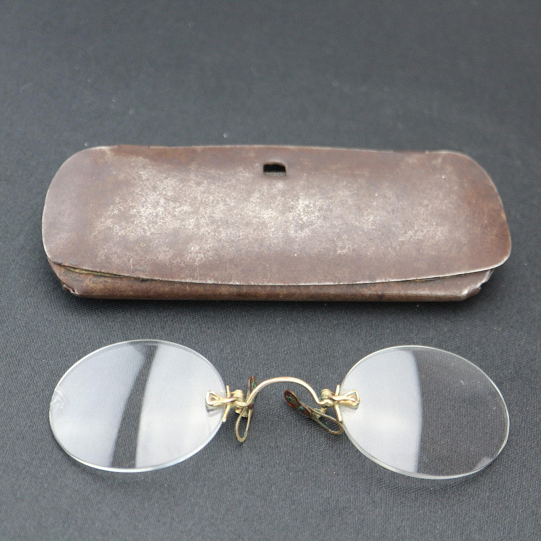 ANTIKA GLASÖGON MED ORIGINAL JÄRNFODRAL.