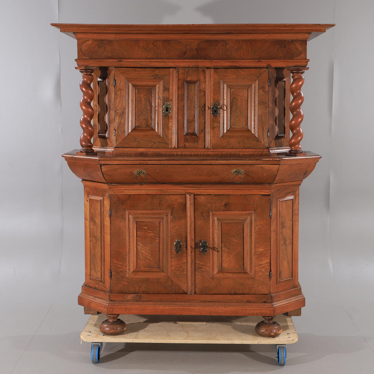 SALONGSSKÅP, valnöt, barock.