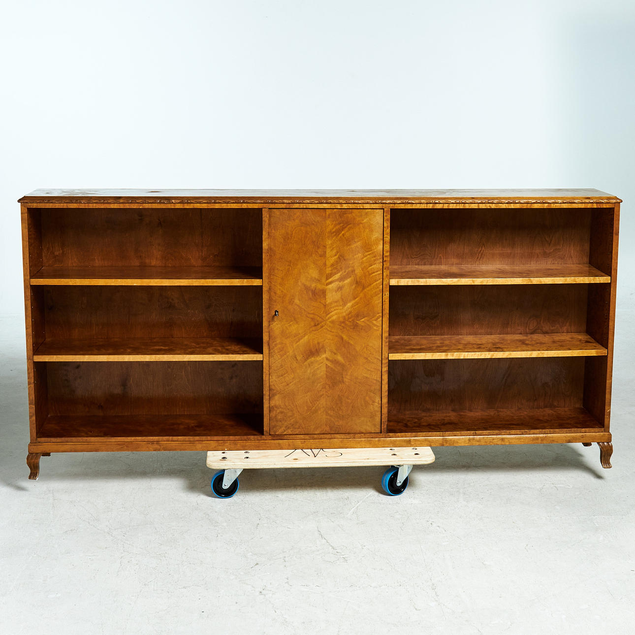 BOOKSHELF, 1920s/30s, cabinet part in the middle, birch veneer.