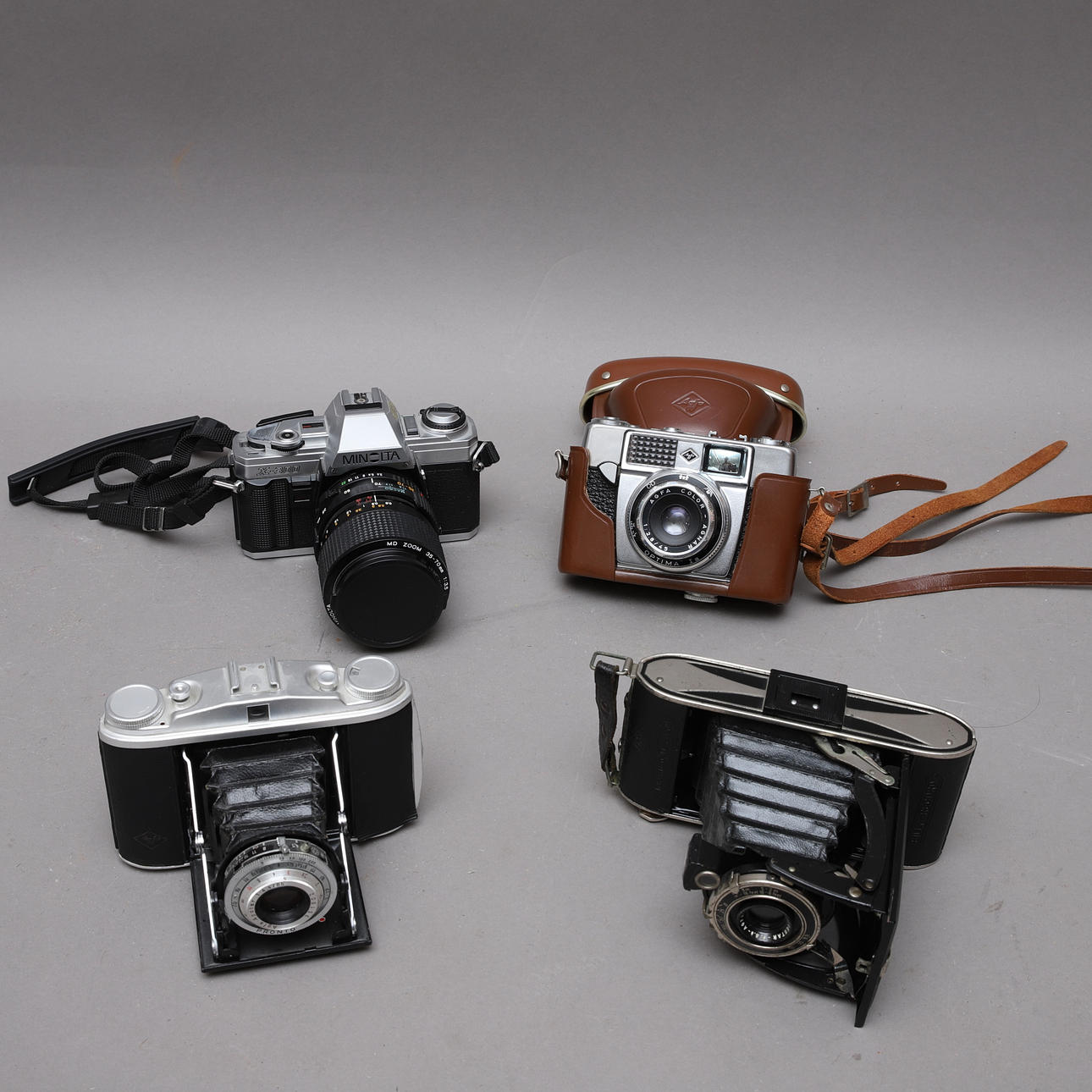 ANALOG CAMERAS & EXTERNAL FLASH, 5 parts, i.a. Agfa.