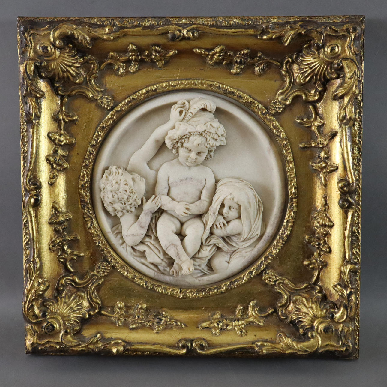 - TONDO DE MÁRMOL CON ALTO RELIEVE.