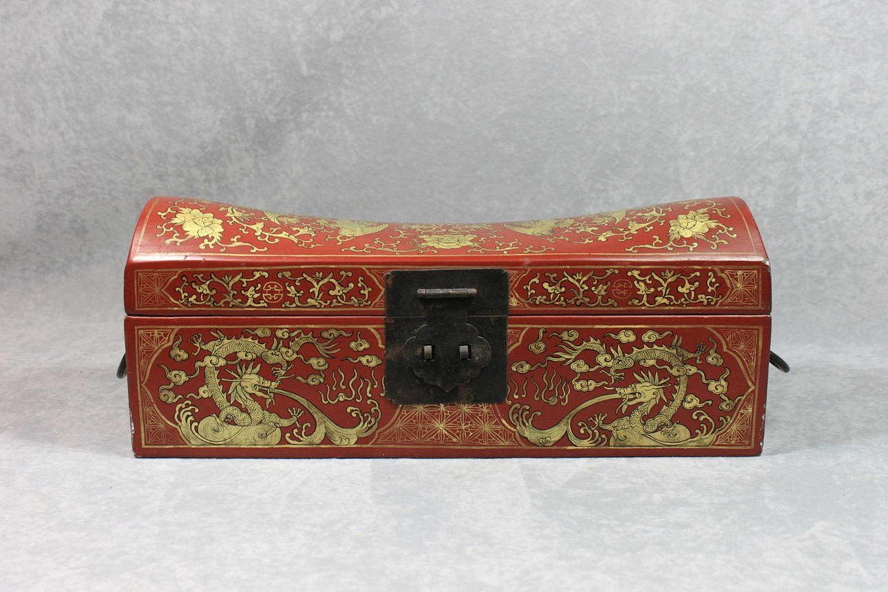 LITET LOCK BRÖSTET, PORSLIN, LACKERAD.