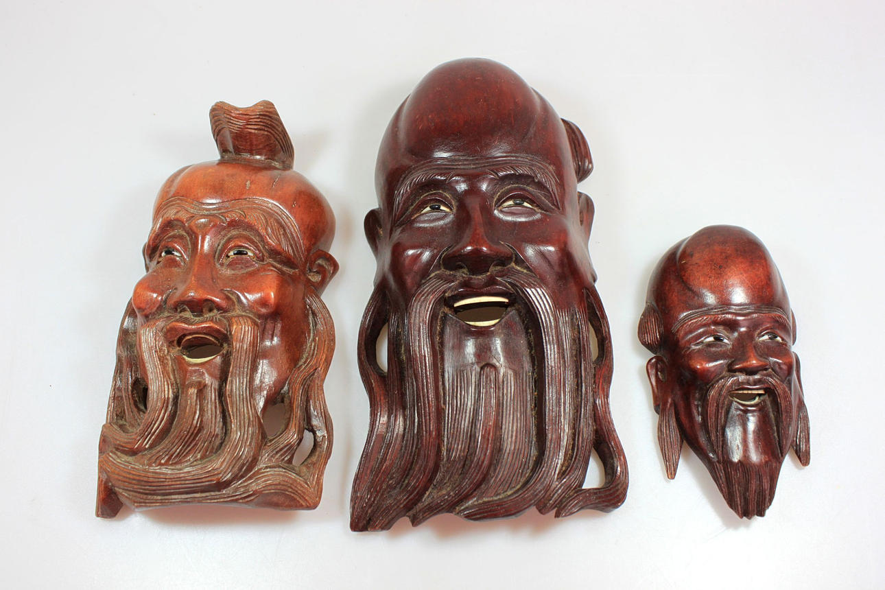 TRE MASKER, porslin, lövträ.