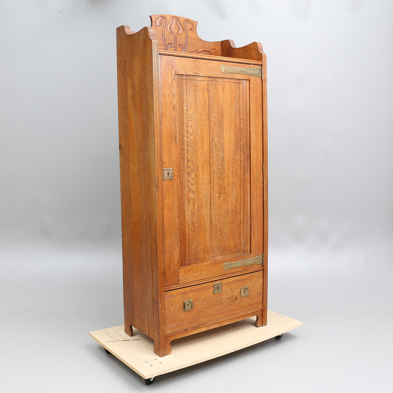 KLÄDSKÅP, senjugend, tidigt 1900-tal.