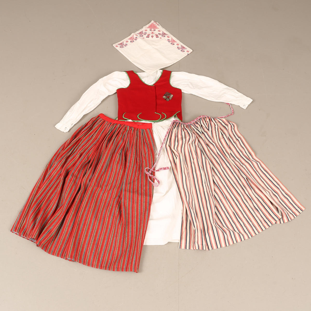 KANSANPUKU, Skedevi, Östergötland.