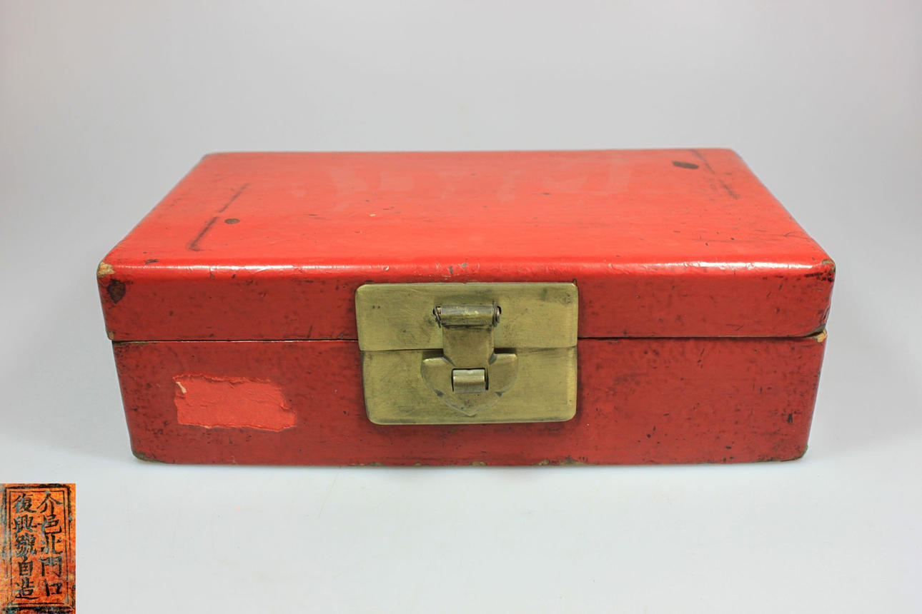 TIN, porslin, trä, lackerad.