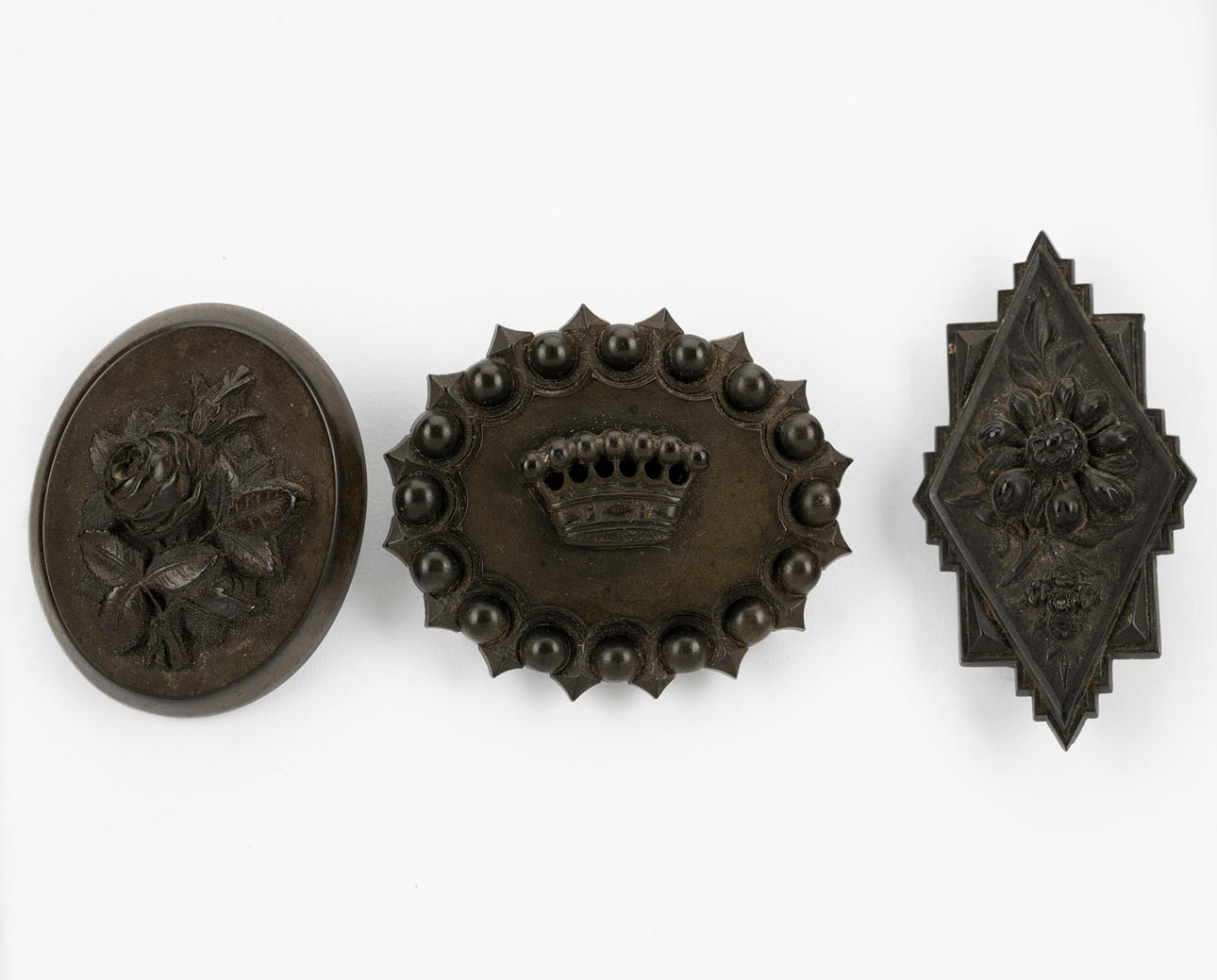 Tre stycken BROSCHER I GAGAT.