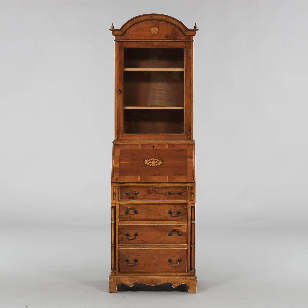 SKRIVBYRÅ, med vitrinöverdel, 1900-tal.