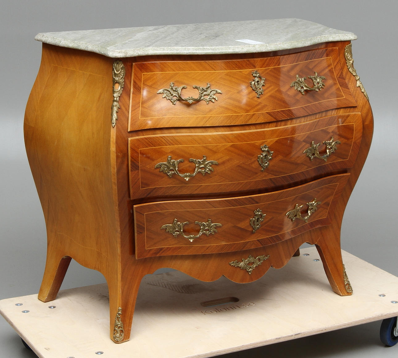 BYRÅ, med stenskiva, rokokostil, 1900-tal.