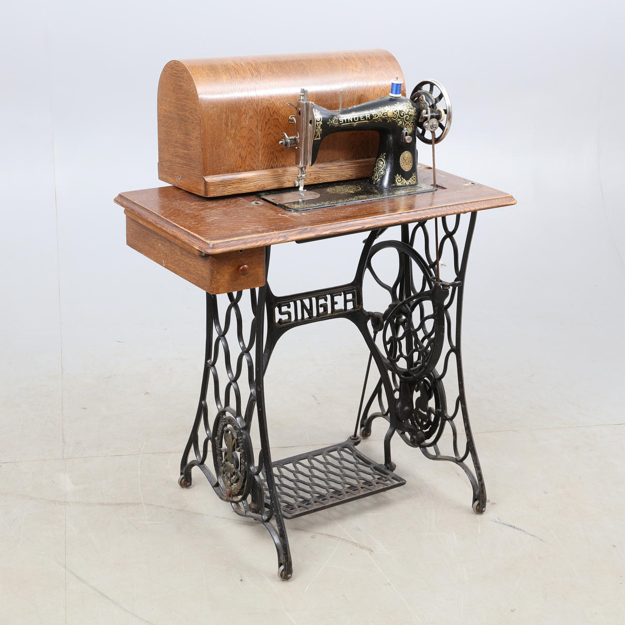 SYMASKINE, på jernstativ, gør SINGER.