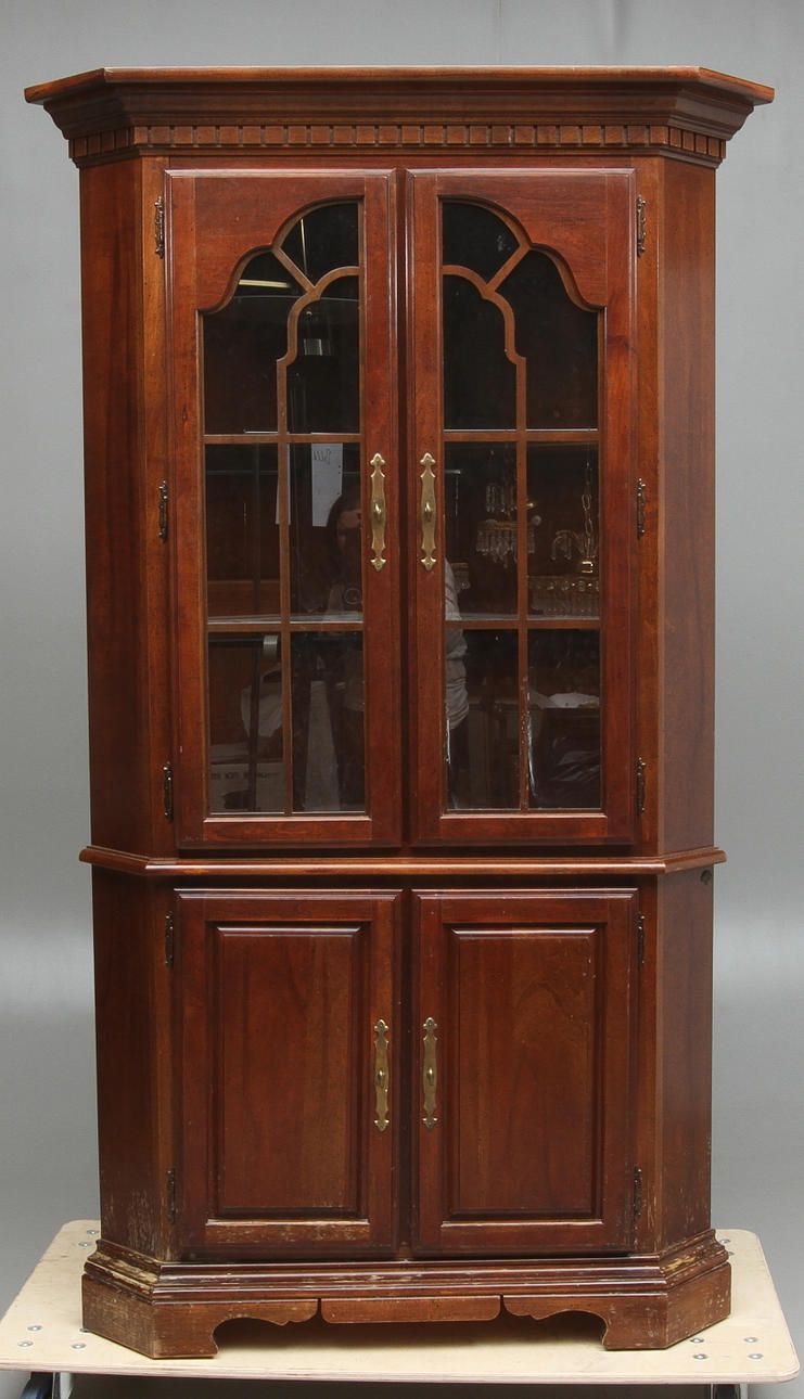 HÖRNVITRINSKÅP, engelsk stil, 1900-tal.