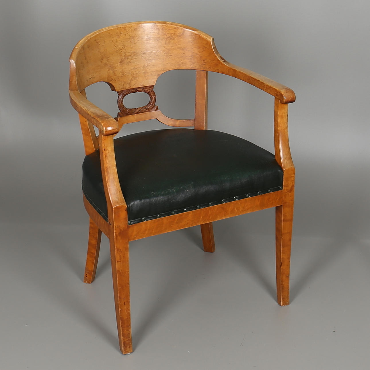 KARMSTOL i björk. Empirestil. 1900-talets början.