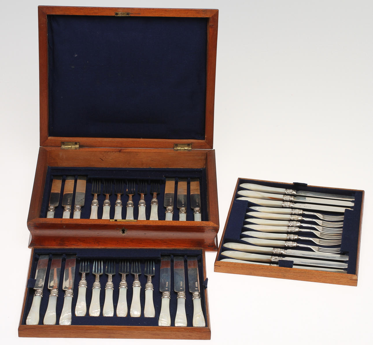 BESTICK, 36 delar, silver med skaft i pärlemor. England 1800-talets senare hälft.