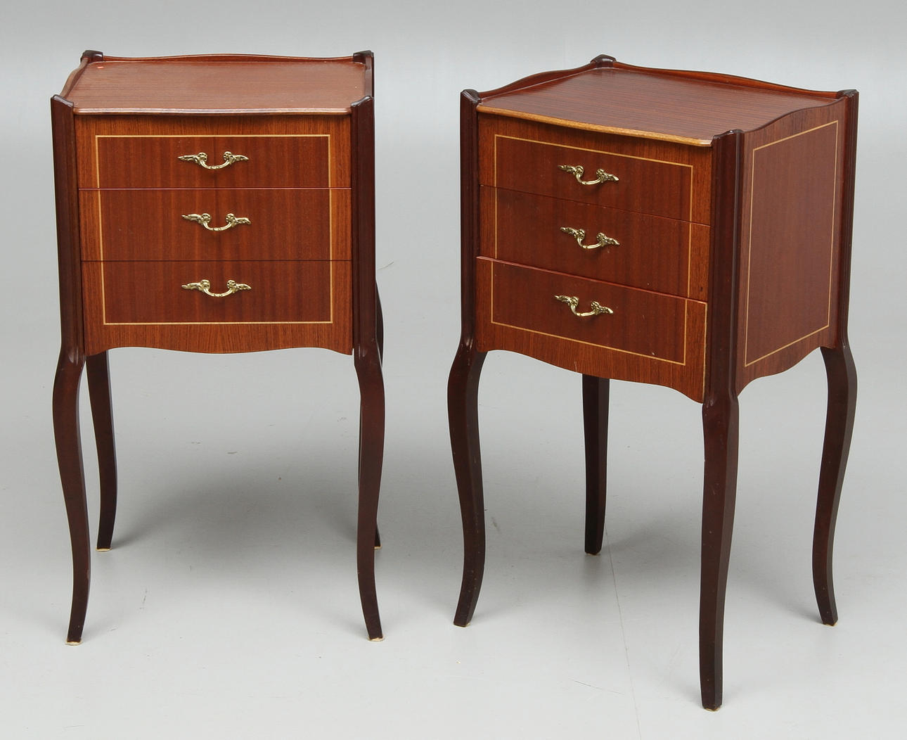 SÄNGBYRÅER, 1 par, rokokostil, 1900-tal.