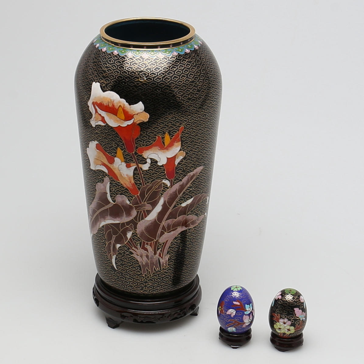 URNA OCH ÄGG I cloisonné. Bla. Jingfa, Kina. 1900-talet.