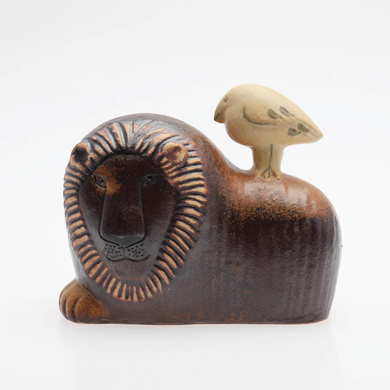 LISA LARSON. LION WITH BIRD, Keramikstudion.