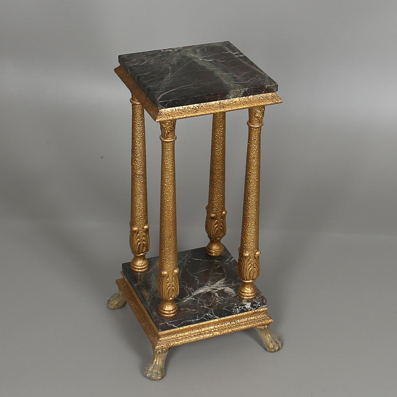 PIEDESTAL. Bronserat trä med dubbla marmorskivor.