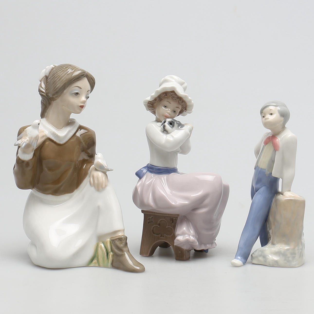 FIGURINER. 3 st. Porslin. Bla NAO.