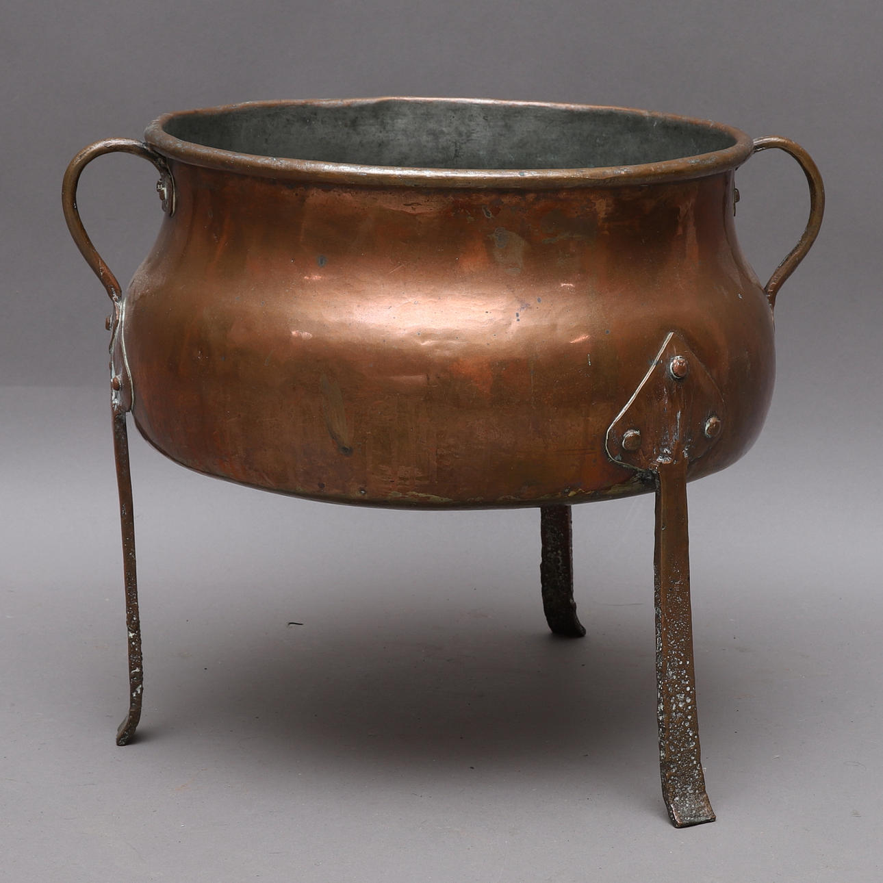 Kedel, kobber, trebenet.