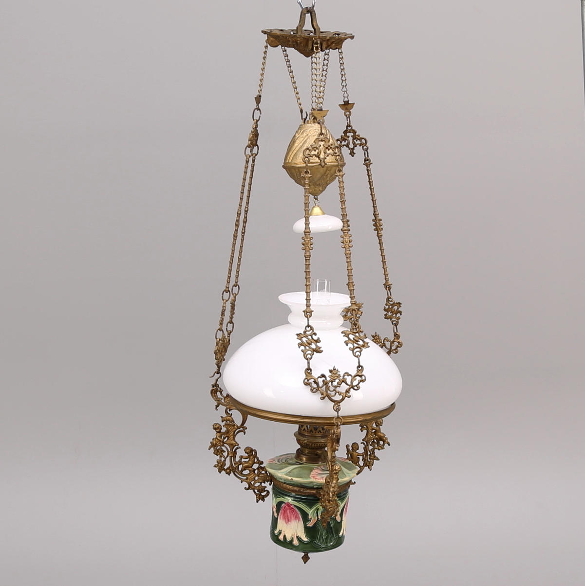 TAKFOTOGENLAMPA, majolika, 1900-talets början. Höjd ca. 105 cm.