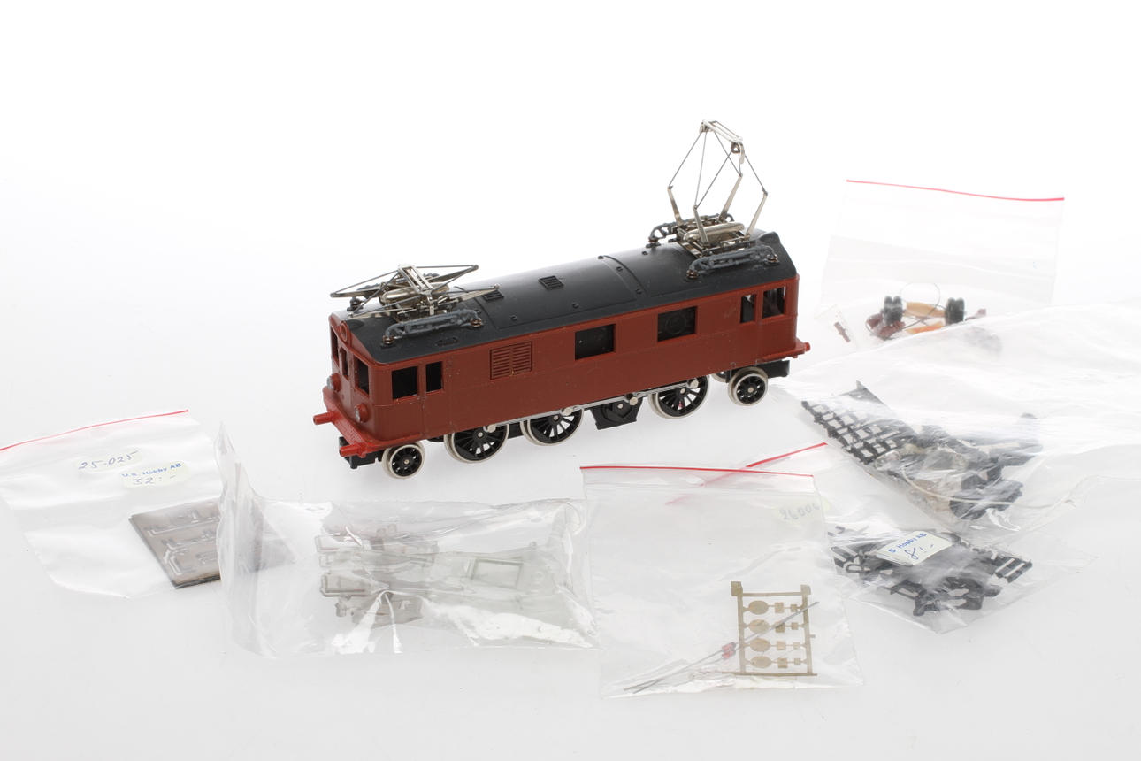 MODELLTÅG UGJ Sj:s D-lok, plastkåpa. Tillbehör.