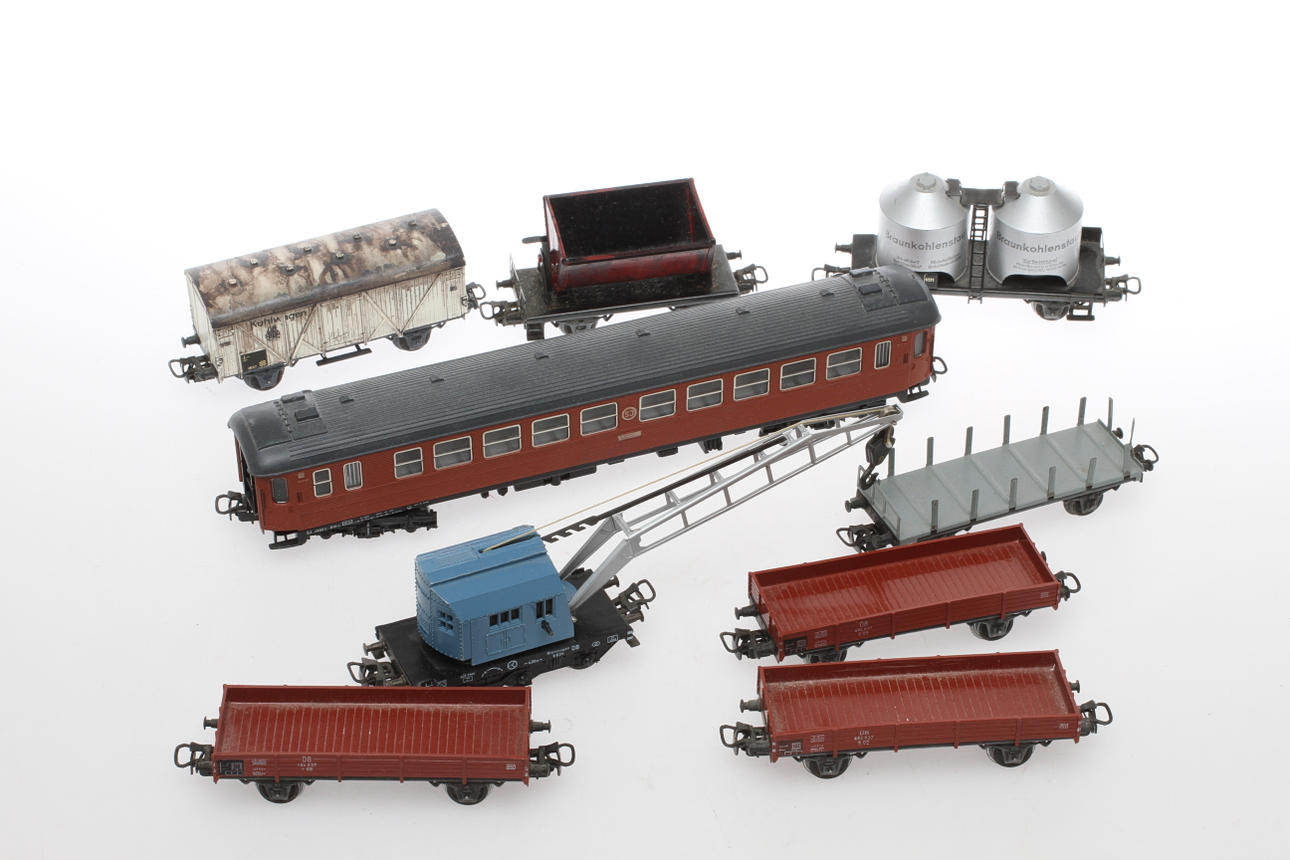 MODELLTÅG MÄRKLIN 7 godsvagnar, en kranvagn och SJ sittvagn 4072.