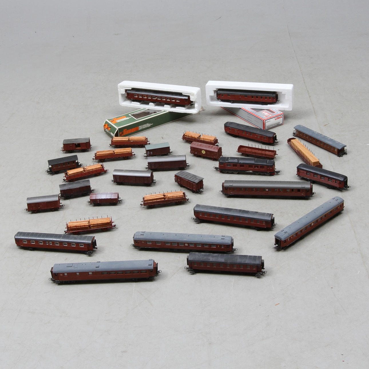 MODELLTÅG ROCO, LILIPUT, LIMA med flera. Cirka 30 vagnar svenskliknande.