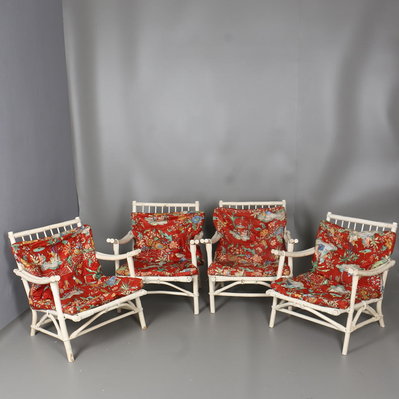 TRÄDGÅRDSSOLAR. 4 st. Vitmålad trä och rotting. 1900-talet.