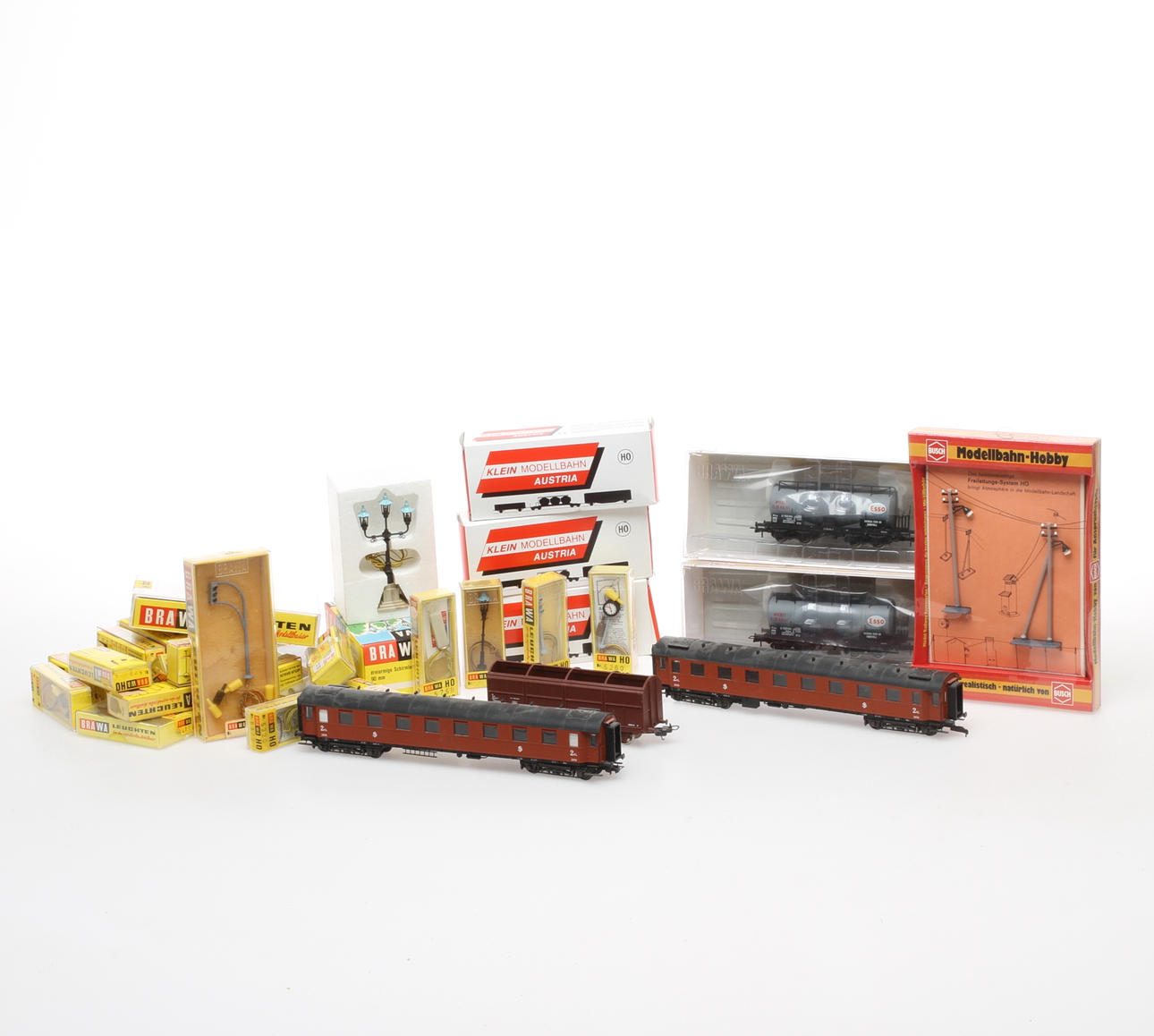 MODELLTÅG LIMA, LILIPUT, BRAWA 8 svenskliknande vagnar. BRAWA cirka 30 stycken belysningsartiklar. Mest originalkartong.