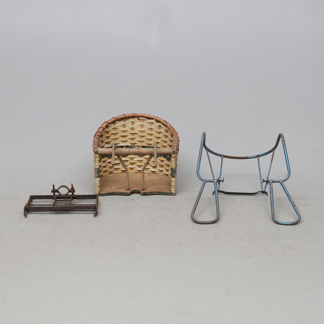 CYKELBARNSTOLAR samt PAKETHÅLLARE, 3 delar, 1900-tal.