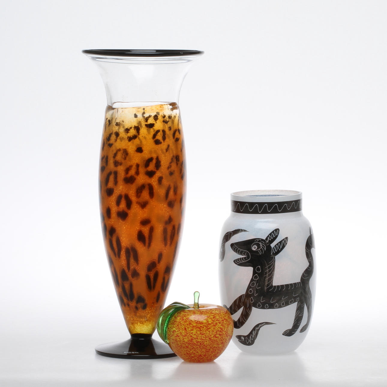 GLASFÖREMÅL, 3 delar, Bl a Ulrica Hydman-Vallien, "Caramba", Kosta Boda.