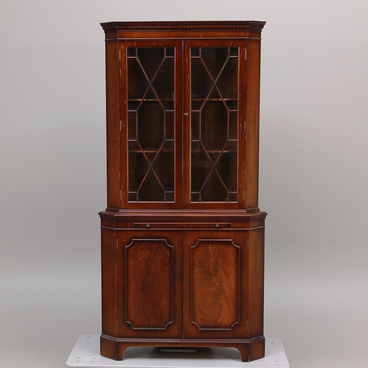 HÖRNSKÅP, vitrinöverdel, 1900-talets senare del.