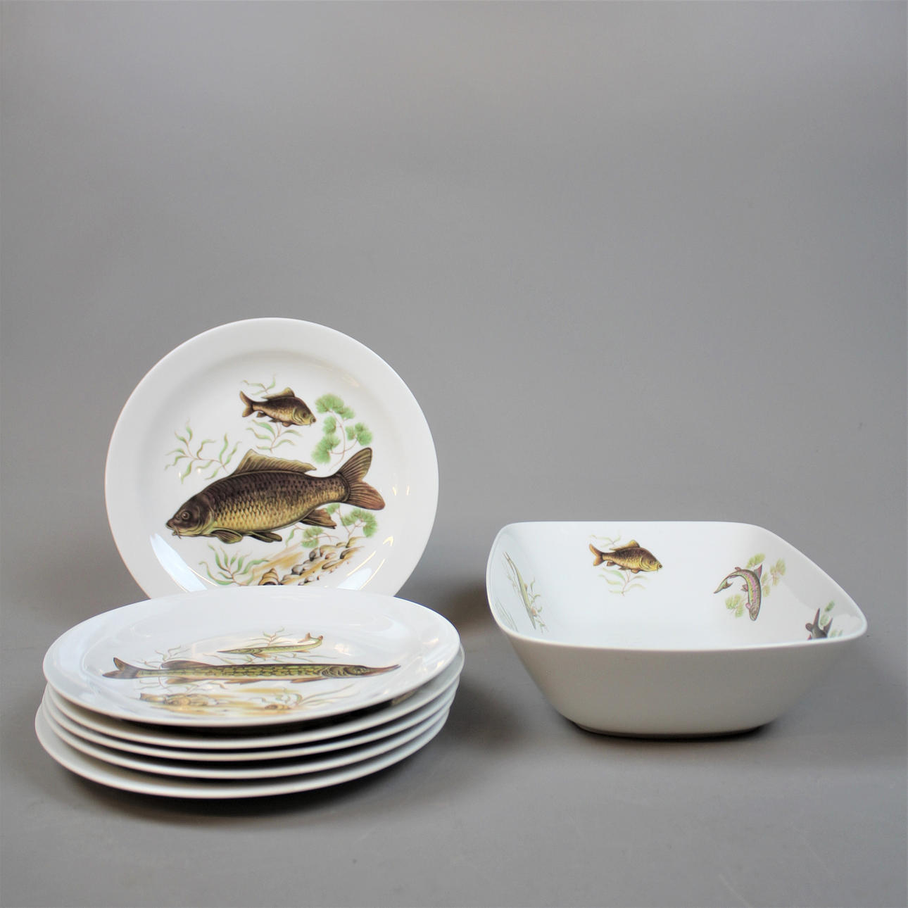SCHÜSSEL und TELLER, Fischmotiv 7 Stück. Rörstrand.
