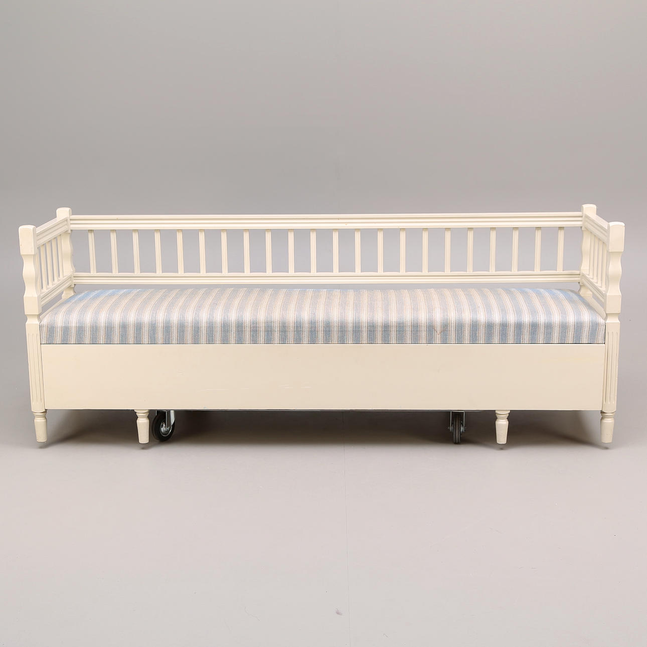 KÖKSSOFFA, vit, gustaviansk stil, 1900-talets andra hälft.