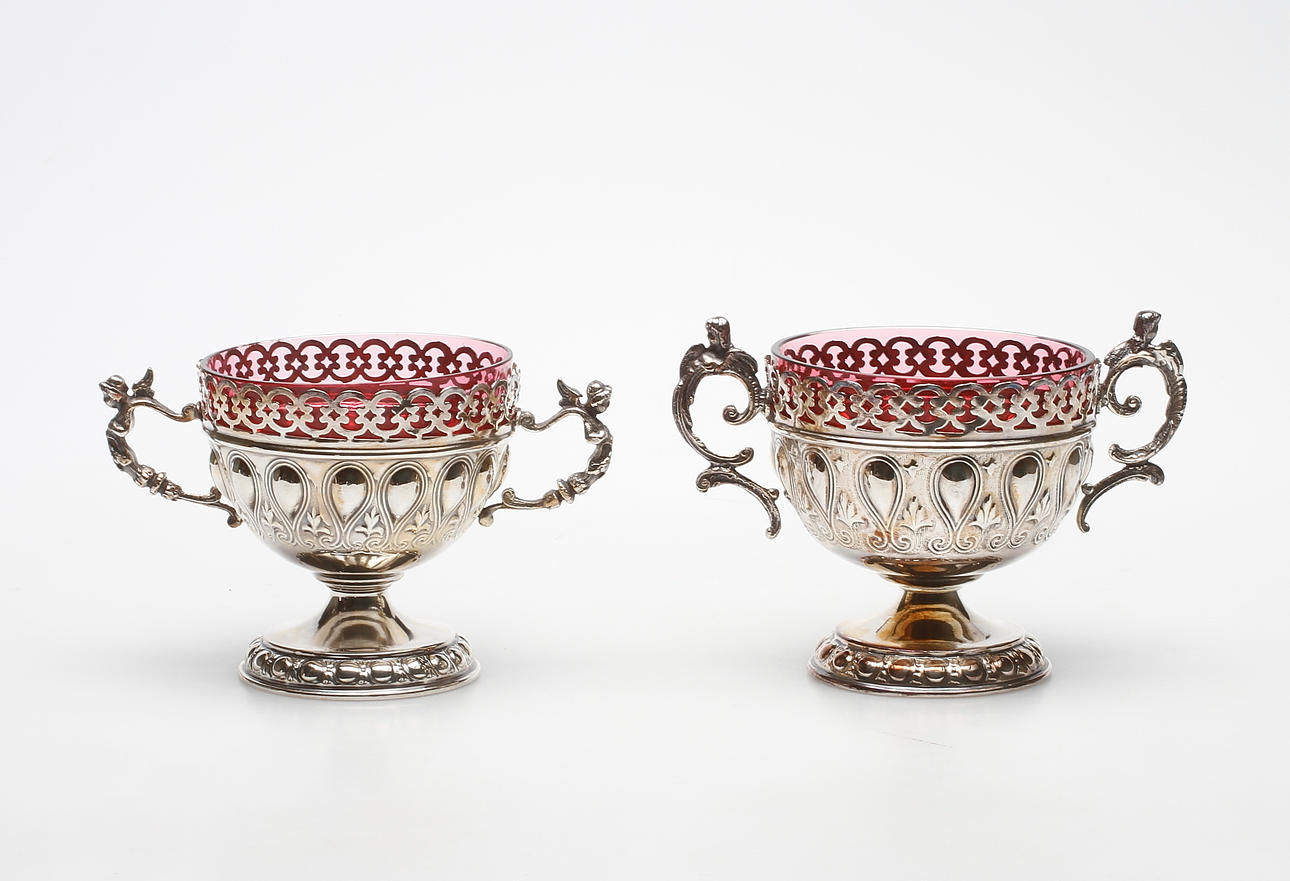 SKÅLAR, 2 st, snarlika, nysilver och glas, 1900-talets första hälft.