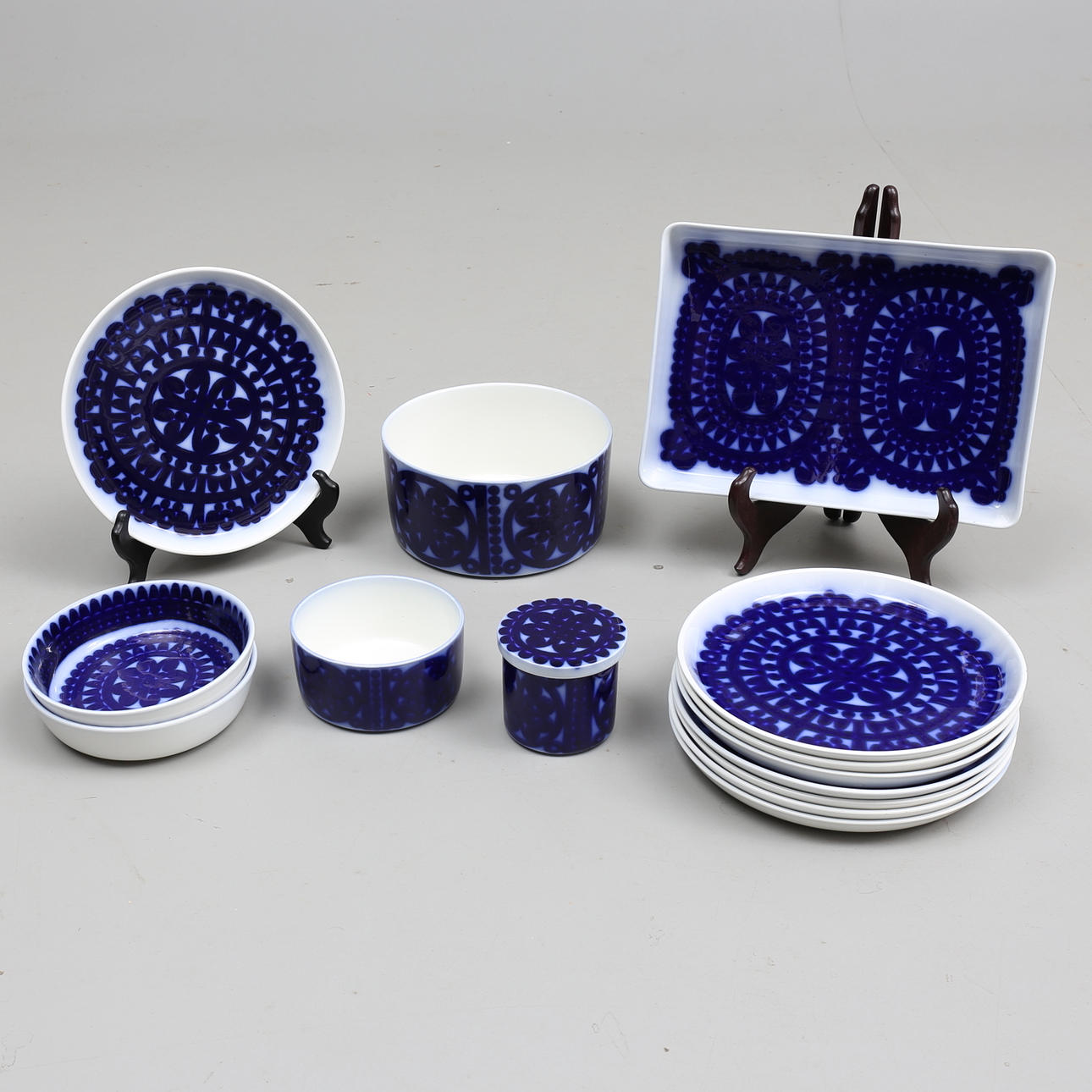 SERVISDELAR (14), porslin, "Blå Husar", Stig Lindberg, Gustavsberg.