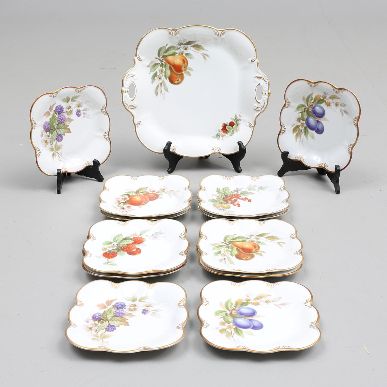 SERVISDELAR (13), porslin, fruktmotiv och guldkant , Hackefors, 1900-talets mitt.