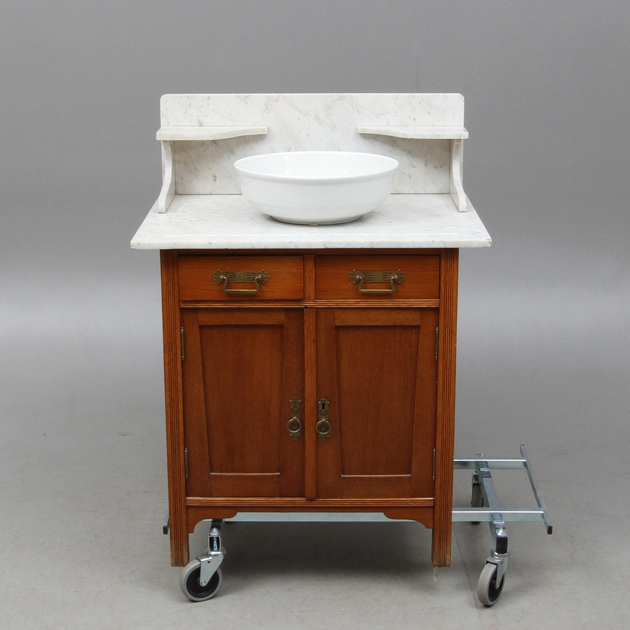 KOMMOD, med stenskiva, jugend, 1900-talets första hälft.