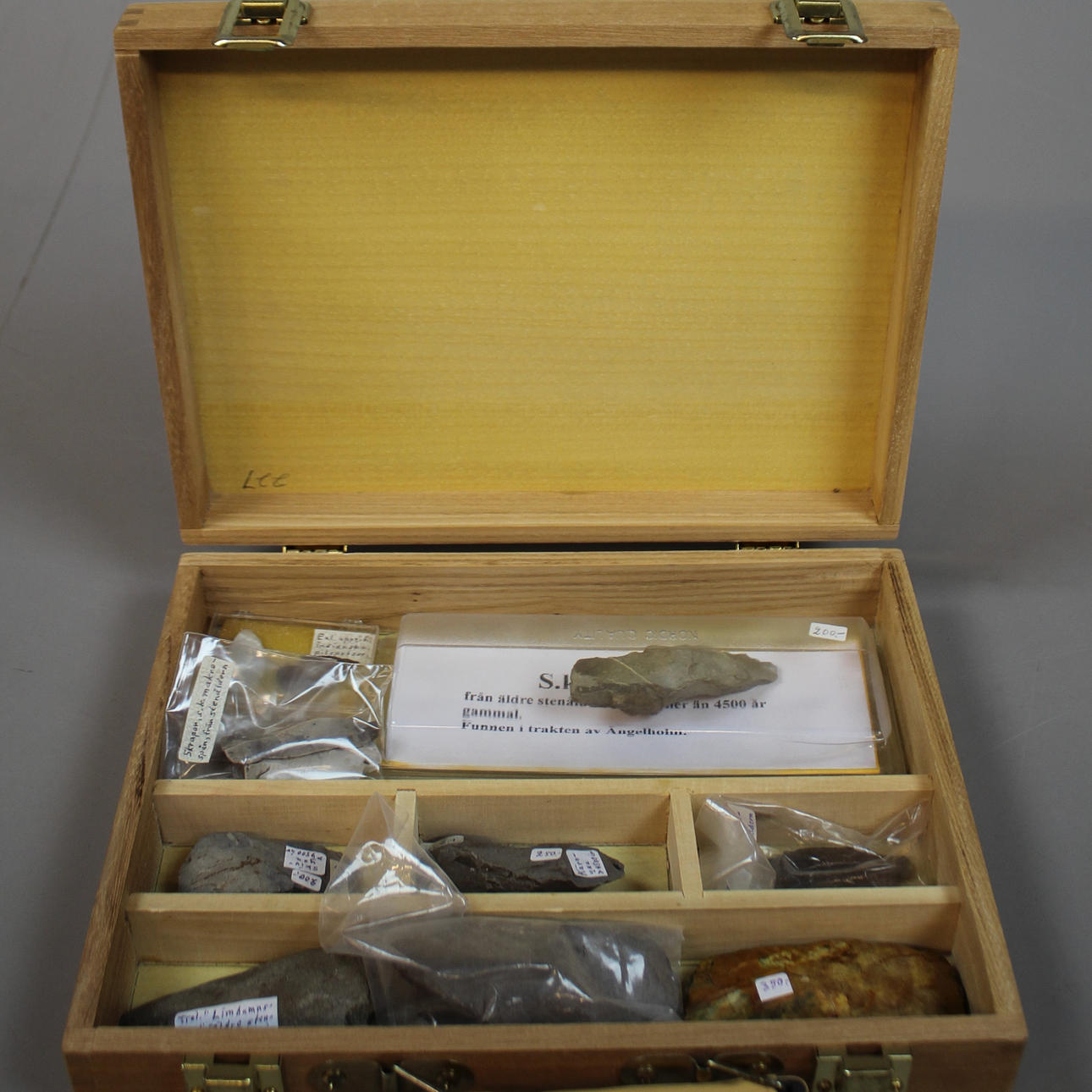 Äxte, Pfeilspitzen usw. Steinzeit.