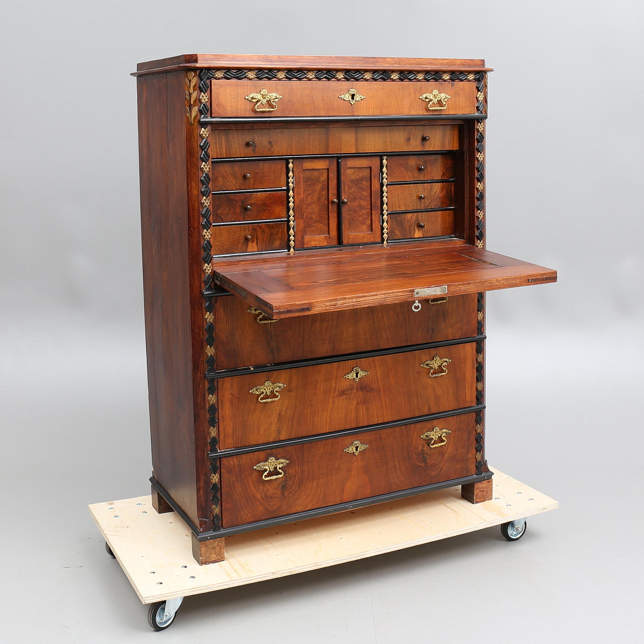 CHIFFONJÉ, 1800-talets andra hälft.