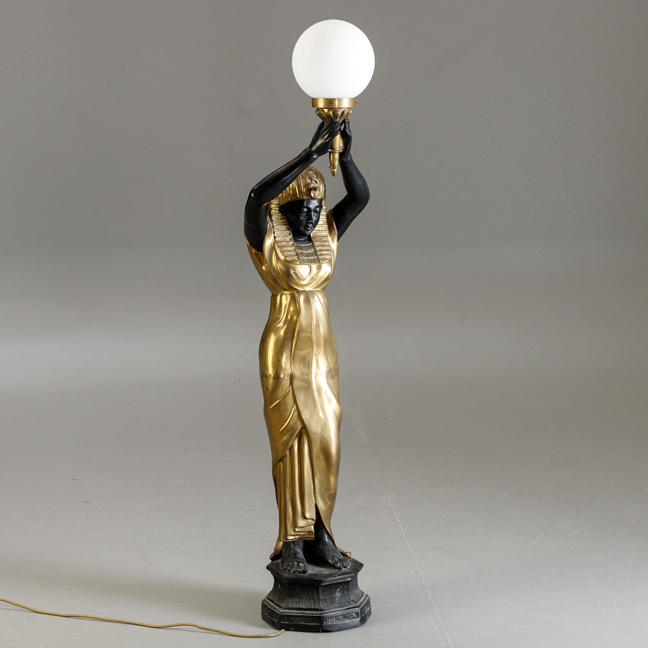 Figurenlampe im antiken ägyptischen Stil.