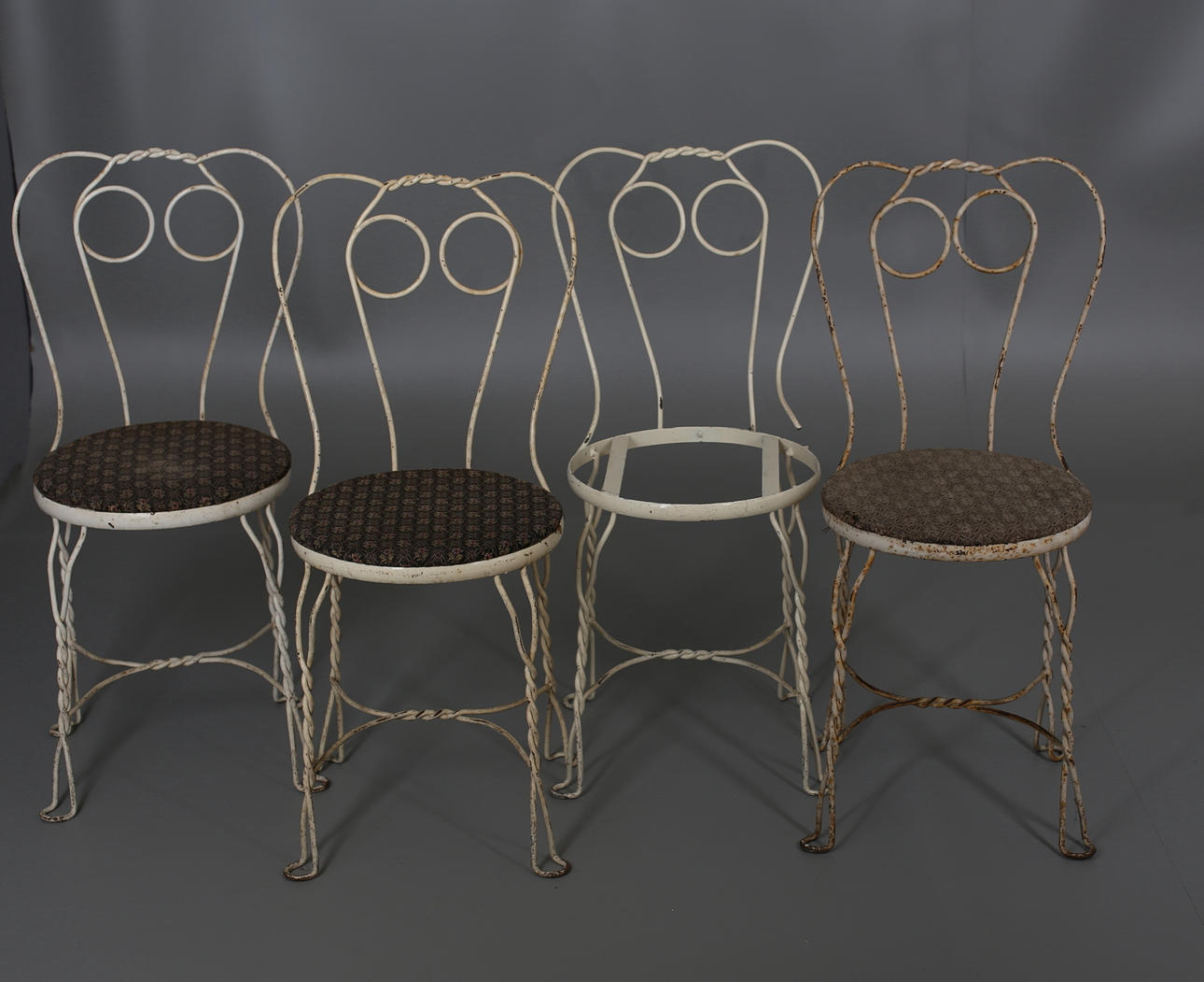 TRÄDGÅRDSSTOLAR i vitmålad järntråd. 4 delar. 1900-talets senare hälft.