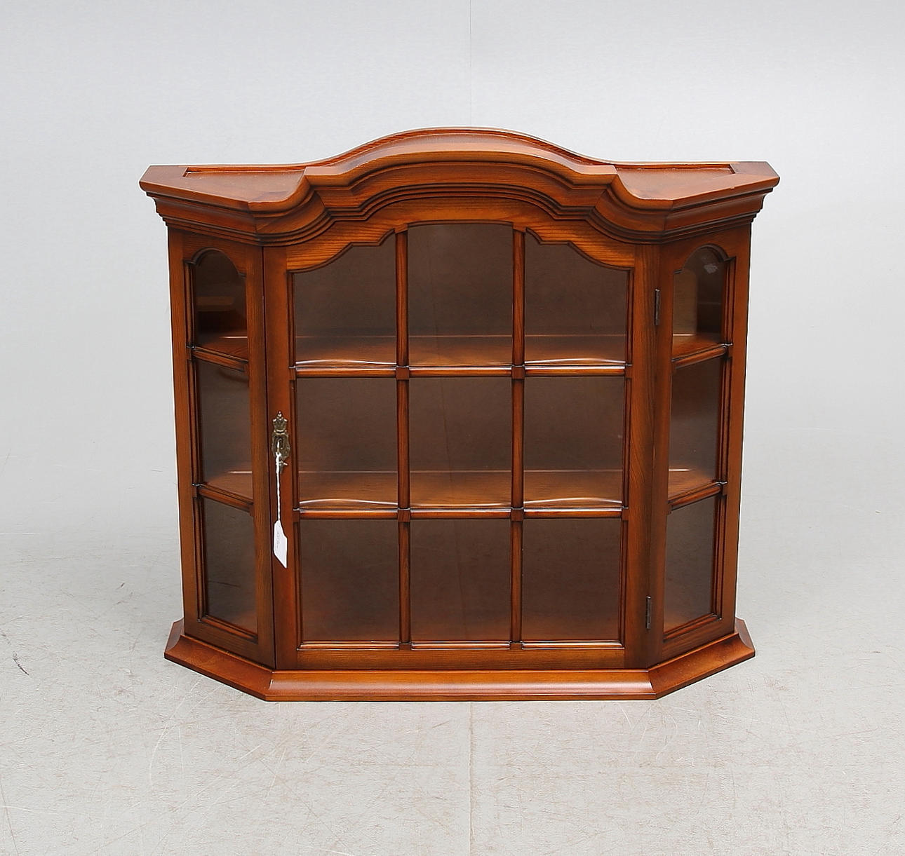 VITRINSKÅP, väggmodell, 1900-talets andra hälft.