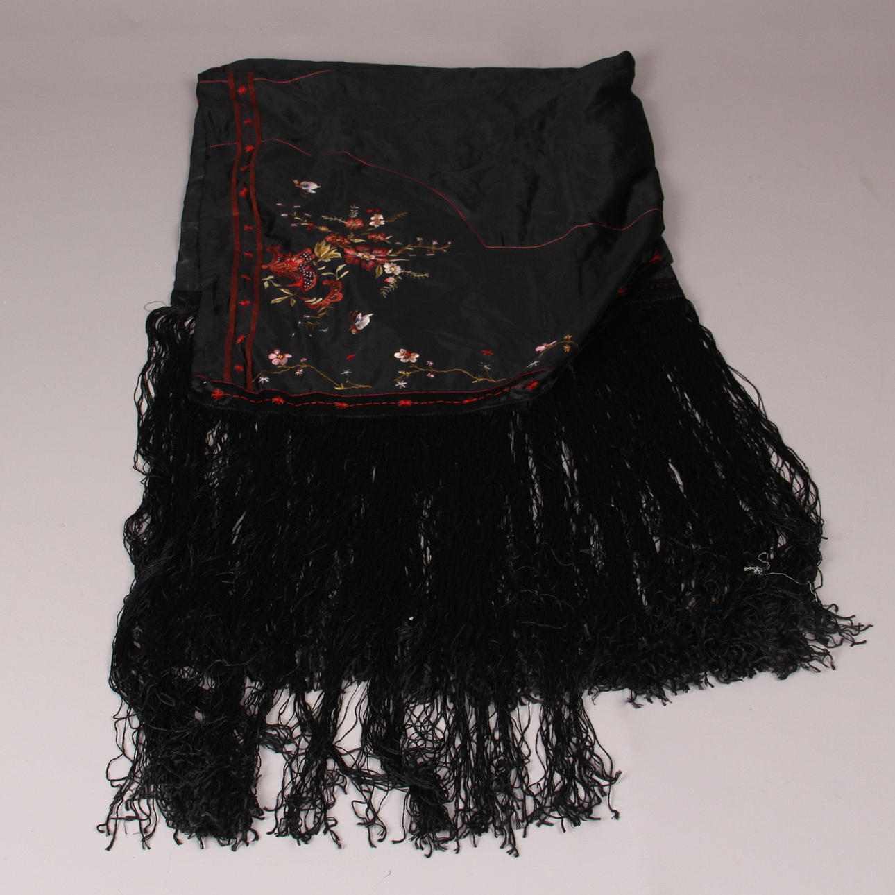 FLYGELTÄCKE, med broderier, 1900-tal.