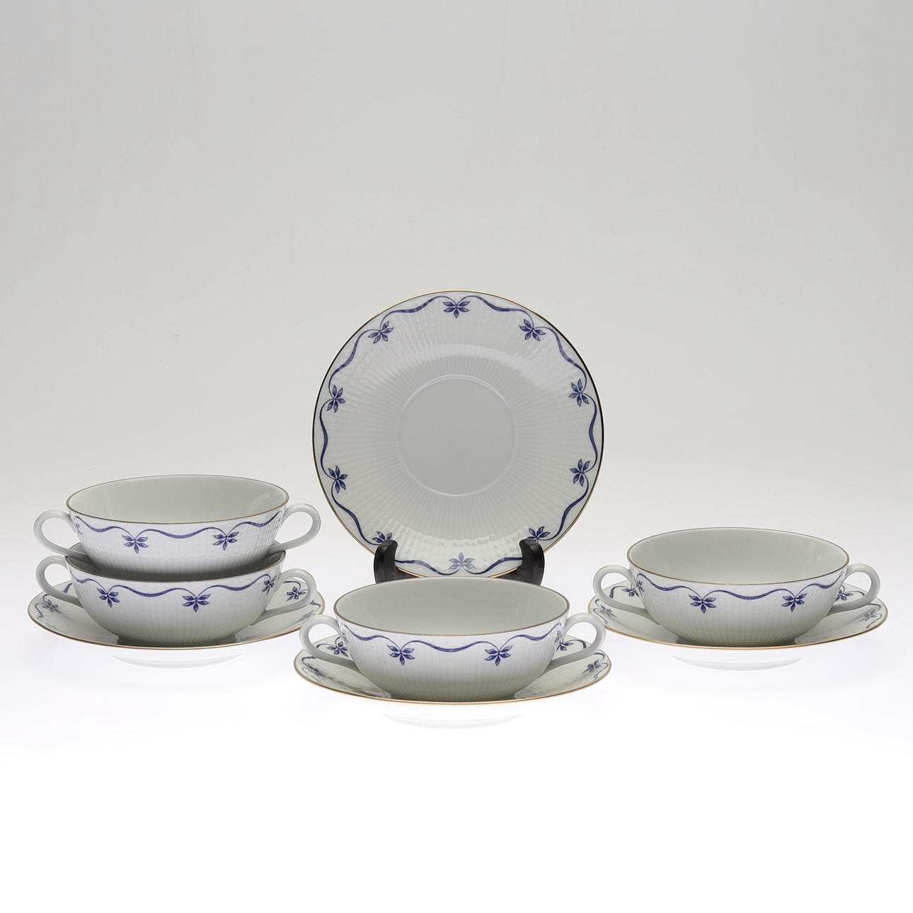 BULJONGKOPPAR MED FAT, 8 delar, porslin, "Mårbacka", Rörstrand.