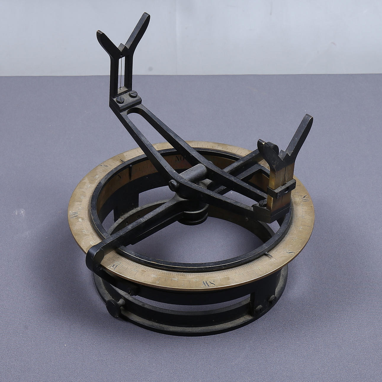 NAUTICAL NAVIGATION INSTRUMENT, so-called compass.