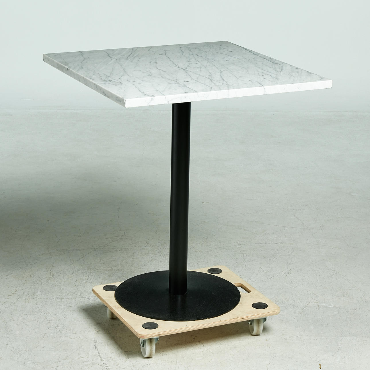 STÅLBORD, med marmorplade, sortlakeret understel.
