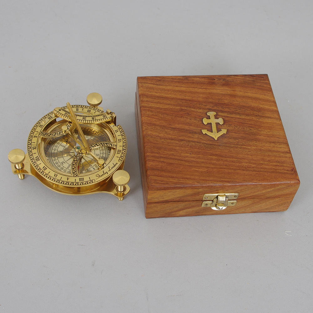 KOMPASS I SKRIN, mässing/trä, sent 1900-tal.