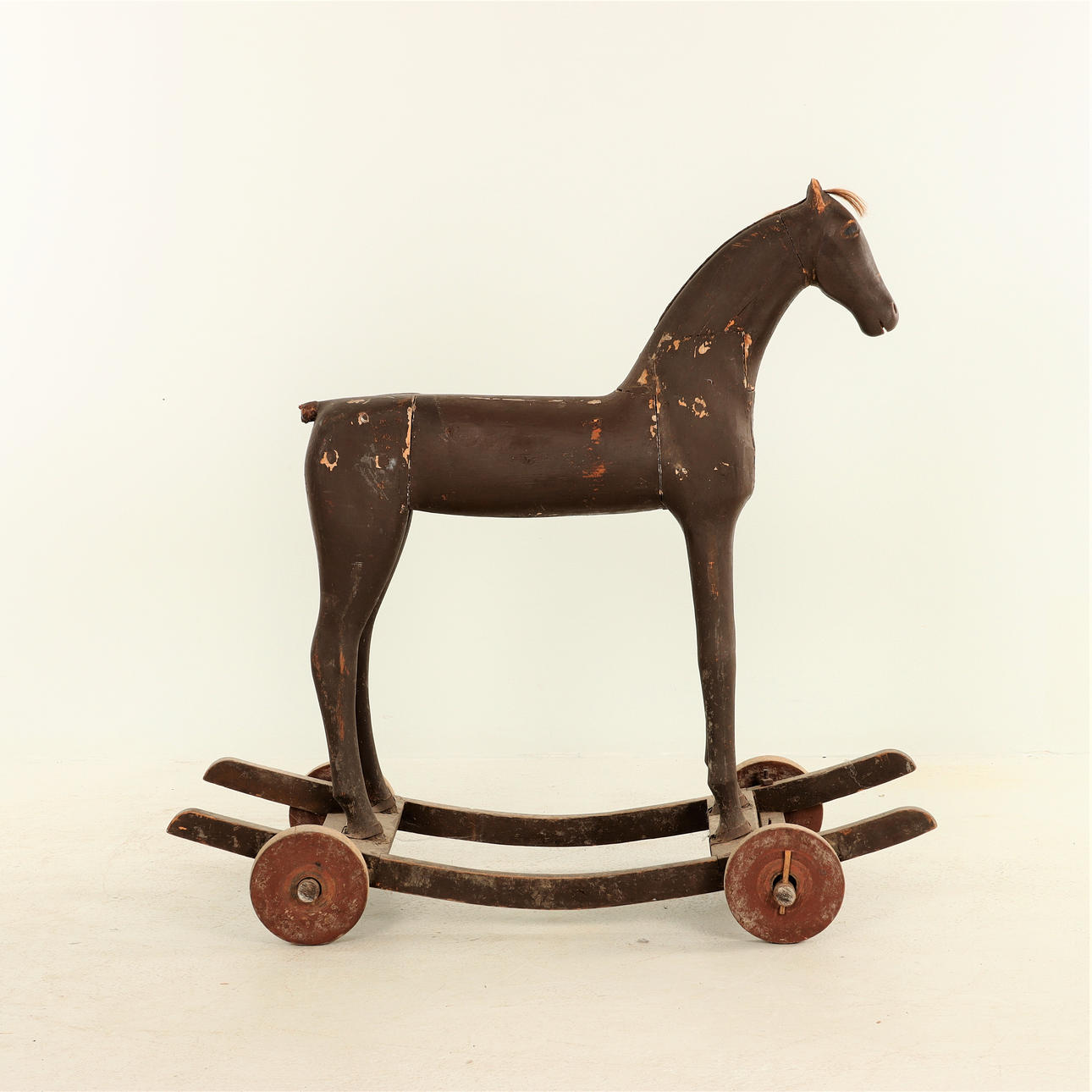 TRÄHÄST på hjul, 1800-tal.