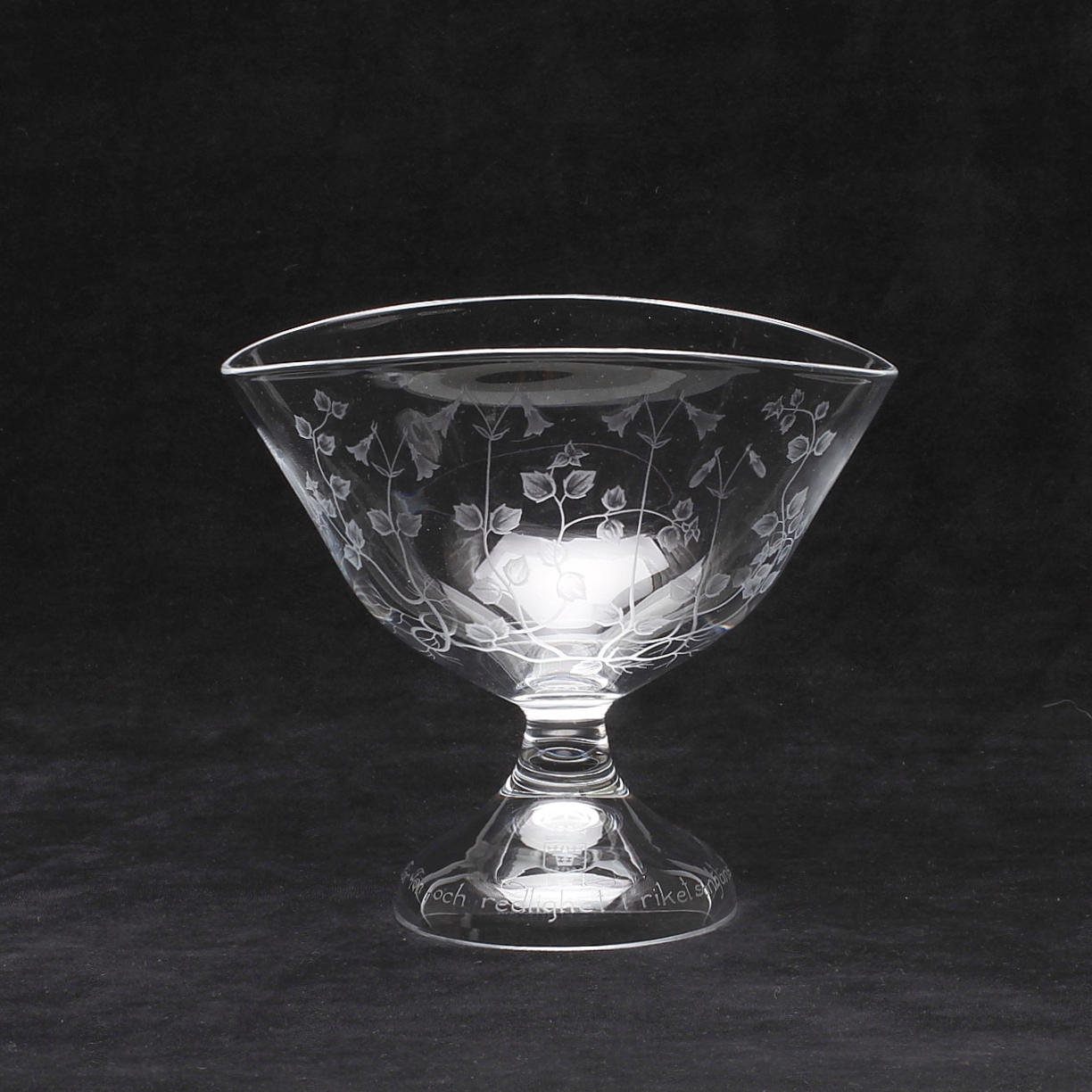 SKÅL PÅ FOT, glas, Lisa Bauer, Kosta, signerad.